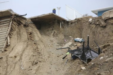 San Clemente, California - ABD - 3-17-2023: Üç uçurum üstü apartman ve San Clemente 'deki bir ev, mülklerin altında bir Land Slide geliştirilmesiyle kırmızı etiket ile işaretlenip boşaltıldı.