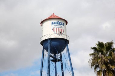 Su kulesi. Plasentia, Kaliforniya 110 feet uzunluğunda su kulesi. Artık su bulunmayan eski bir su kulesi sadece Plasentia için tarihi bir dönüm noktası olarak kullanılıyor..