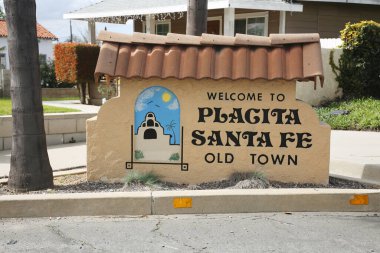 Plasentia, California - ABD - 3-8-2023: Kamu otoparkındaki Old Town Placentia reklam panosu. Placentia Orange County California 'daki All American City. Geçmişi olan küçük bir aile dostu kasaba..