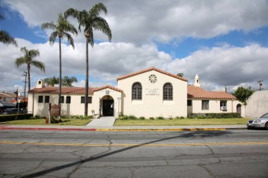 Plasentia, California - ABD - 3-8-2023: Old Town Placentia Halk Kütüphanesi Binası. İnsanlar kütüphaneden kitap ödünç alıp bilgi alabilirler..