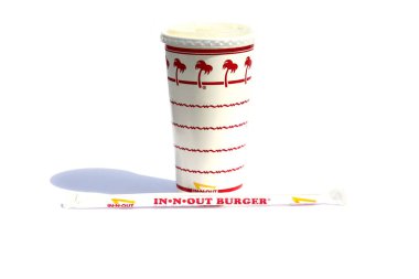 Lake Forest, California - ABD 25 Şubat 2023. In-N-Out Burgerleri. Bardak iç. Plastik pipetli soda bardağı. Lemon Aide ile bir bardak iç. Beyazda izole edilmiş. Mesaj için yer var. Kesme yolu. Kağıt Kupa.