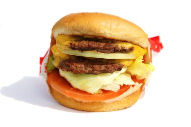 Peynirli burger. Beyaza izole edilmiş Double Cheese Burger. Kırpma Yolu. Mesaj için yer var. Peynirli hamburger, çiğ soğan, domates ve çörek üzerine marul. Dünya çapında insanlar Cheese Burgers 'ı seviyor. Öğle yemeği..