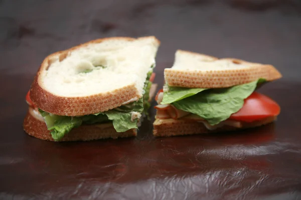 Truthahnsandwich Eine Truthahn Mit Salat Und Tomatensandwich Auf Sauerteigbrot Sandwich — Stockfoto