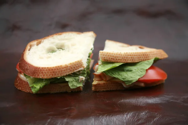 トルコのサンドイッチ レタスとトマトのサンドイッチとトルコはスーダフパンに ランチのサンドイッチ トルコサンドイッチは空腹の人々によって世界中で楽しまれています 自家製トルコサンドイッチ ランチタイム — ストック写真