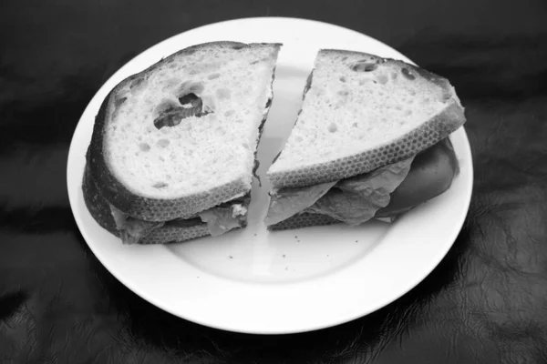 Σάντουιτς Γαλοπούλας Γαλοπούλα Μαρούλι Και Τομάτα Ξινό Ψωμί Σάντουιτς Για — Φωτογραφία Αρχείου
