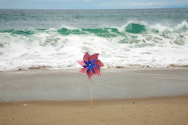 Amerikan Bayrağı Sahilde Esen Meltemde Bir Amerikan Bayrak Ğnesi Kumsalda — Stok fotoğraf