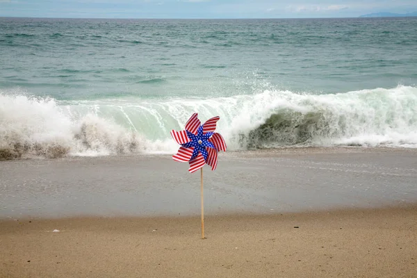 Американский Флаг Американский Флагшток Ветру Пляже Американский Флаг Пляже Песке — стоковое фото