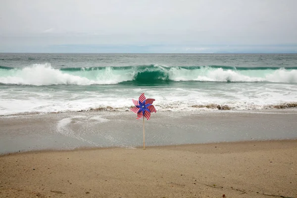 Amerikan Bayrağı Sahilde Esen Meltemde Bir Amerikan Bayrak Ğnesi Kumsalda — Stok fotoğraf