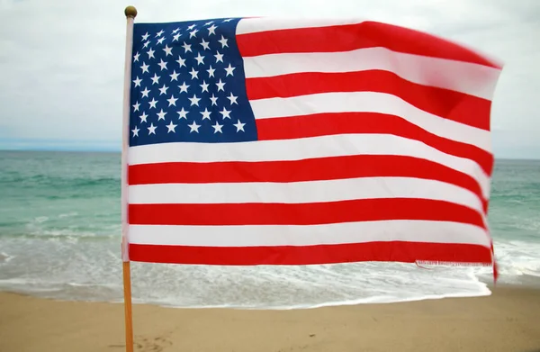 アメリカ国旗 ビーチの風にアメリカ国旗ピン 砂の上のビーチのアメリカ国旗 — ストック写真