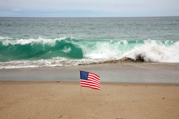美国国旗 美国国旗在沙滩上迎风飘扬 海滩上沙滩上的美国国旗 — 图库照片