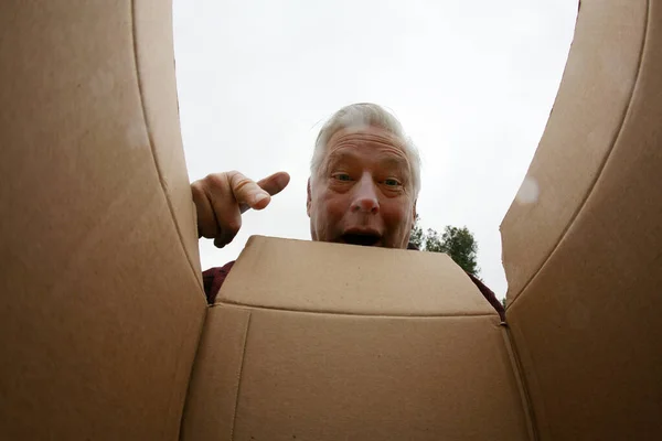 Das Öffnen Eines Kartons Lächelnder Mann Beim Öffnen Eines Kartons — Stockfoto