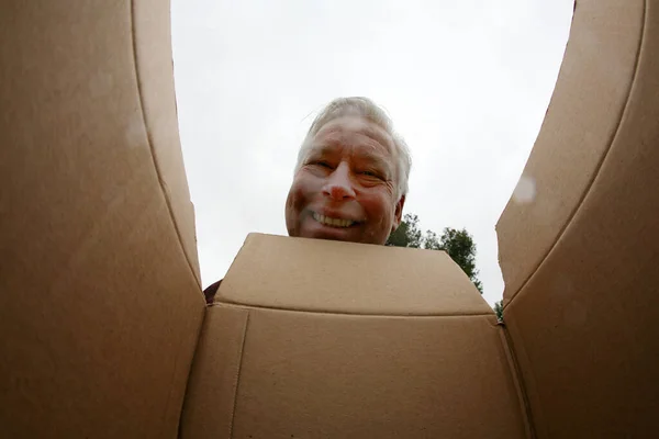 Otwieram Kartonowe Pudełko Uśmiechnięty Człowiek Otwiera Pudełko Kartonowe Przenosi Rozpakowuje — Zdjęcie stockowe