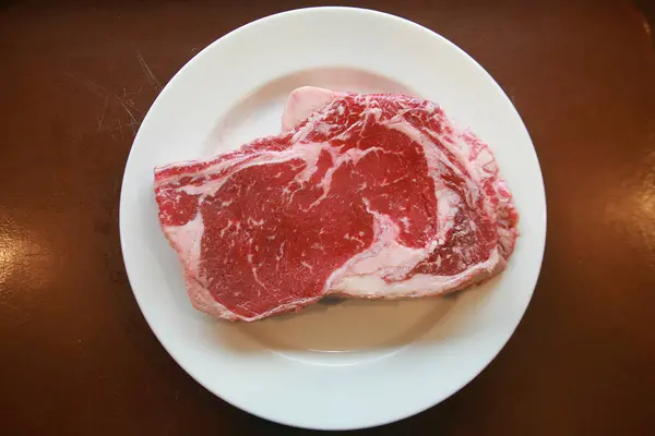 牛肉牛排 多汁的中牛肉里布牛排 生肉切碎 — 图库照片
