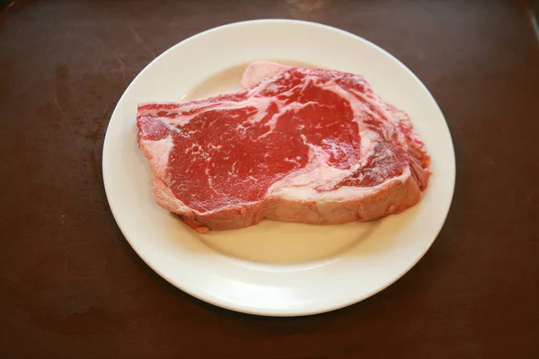 Biftek Biftek Kırmızı Sulu Orta Boy Kaburga Gözü Bifteği Çiğ — Stok fotoğraf