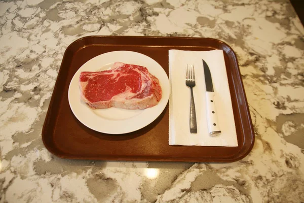 ステーキだ ビーフステーキ 赤い肉 ジューシーな中牛リブアイステーキ 生肉を閉じます — ストック写真