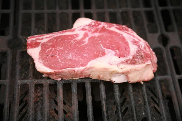 Biftek Biftek Kırmızı Sulu Orta Boy Kaburga Gözü Bifteği Çiğ — Stok fotoğraf