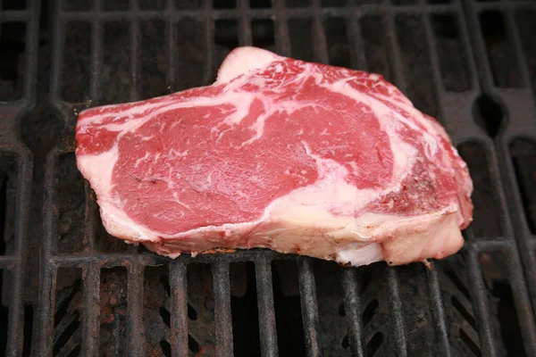 牛肉牛排 多汁的中牛肉里布牛排 生肉切碎 — 图库照片