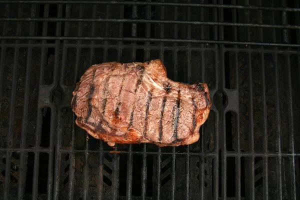 牛肉牛排 多汁的中牛肉里布牛排 烤牛肉牛排在白盘上 烤肉的肉 在白瓷盘上烤着的牛皮纸 午餐准备好了 晚餐时间 — 图库照片