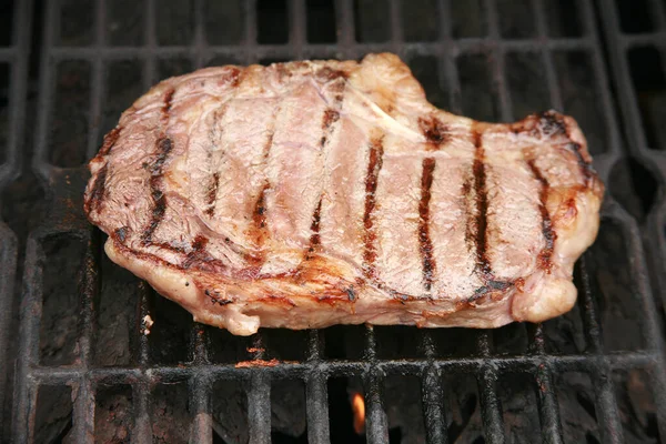 ステーキだ ビーフステーキ 赤い肉 ジューシーな中牛リブアイステーキ 白いプレートにビーフステーキを焼きます バーベキューグリルの肉 白セラミックプレートにサーロインを焼きます ランチは提供しています ディナータイム — ストック写真