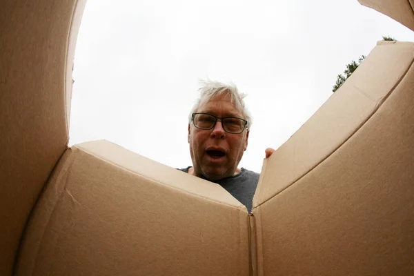 Ανοίγω Ένα Κουτί Από Χαρτόνι Χαμογελώντας Άνθρωπος Ανοίγοντας Ένα Χαρτοκιβώτιο — Φωτογραφία Αρχείου