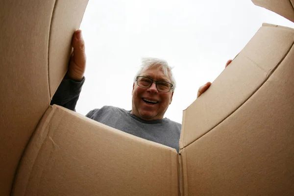 Otwieram Kartonowe Pudełko Uśmiechnięty Człowiek Otwiera Pudełko Kartonowe Przenosi Rozpakowuje — Zdjęcie stockowe