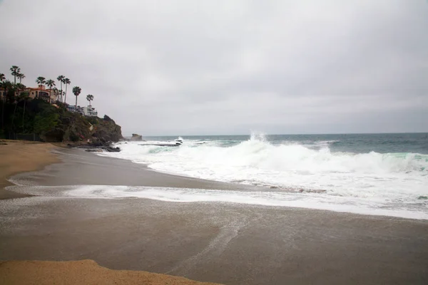 ラグナビーチ カリフォルニア州 5月18 2023 Aliso Beach Parkアリソビーチパーク 波はラグナビーチカリフォルニアの海岸で洗い流されます ラグーナのアリソ公園は一日中リラックスするための魅力的な場所です — ストック写真