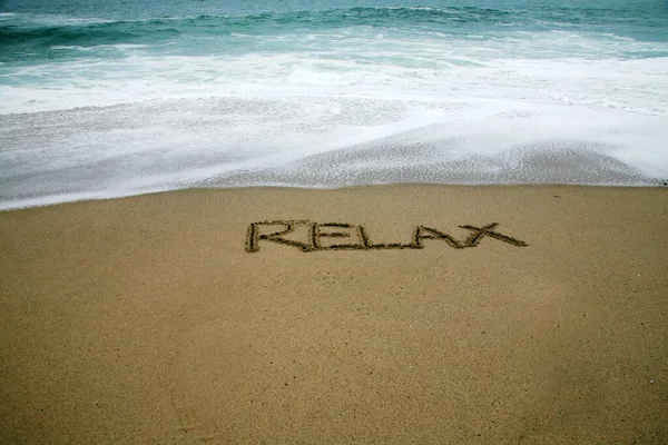 Relax Scritto Spiaggia Sabbia Con Oceano Come Sfondo — Foto Stock