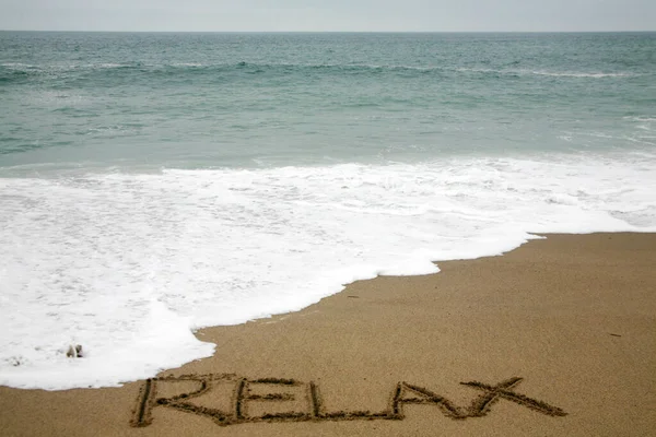 Relaxar Escrito Areia Praia Com Oceano Como Pano Fundo — Fotografia de Stock