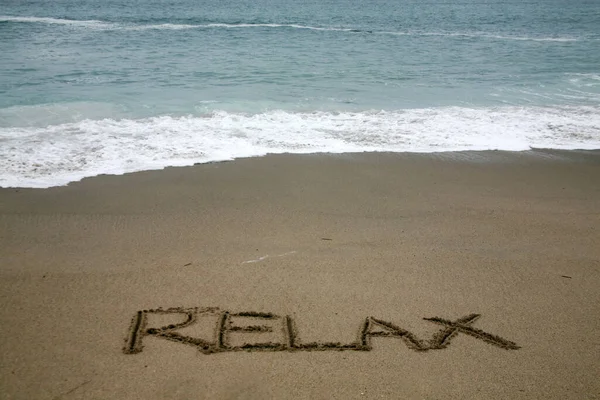 Relax Scritto Spiaggia Sabbia Con Oceano Come Sfondo — Foto Stock
