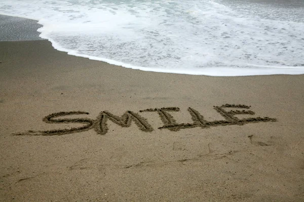 Sorriso Escrito Areia Praia Com Oceano Como Pano Fundo — Fotografia de Stock