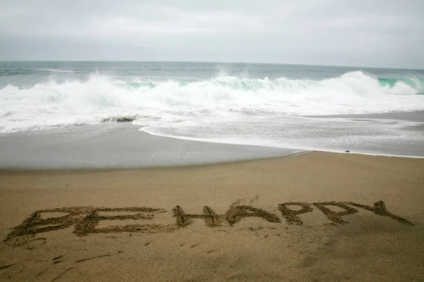 Бути Щасливим Написаний Пляжному Піску Океаном Фон — стокове фото