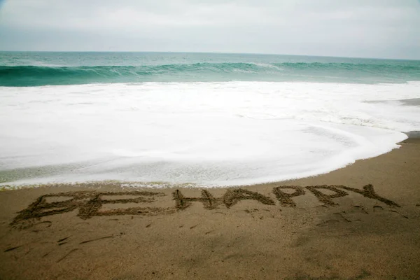 Vara Glad Skriven Strand Sand Med Havet Som Bakgrund — Stockfoto