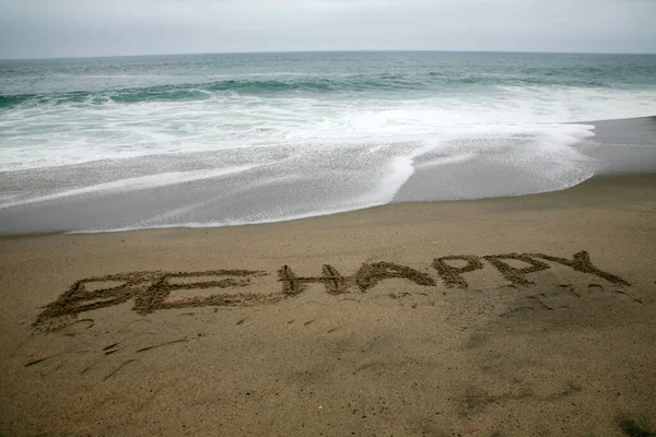 Ser Feliz Escrito Areia Praia Com Oceano Como Pano Fundo — Fotografia de Stock