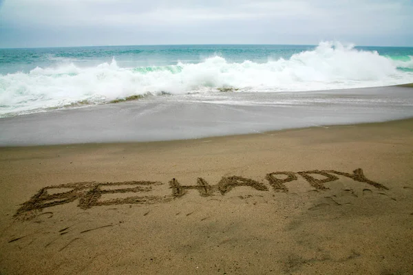 Být Šťastný Napsaný Písku Pláži Oceánem Jako Pozadí — Stock fotografie