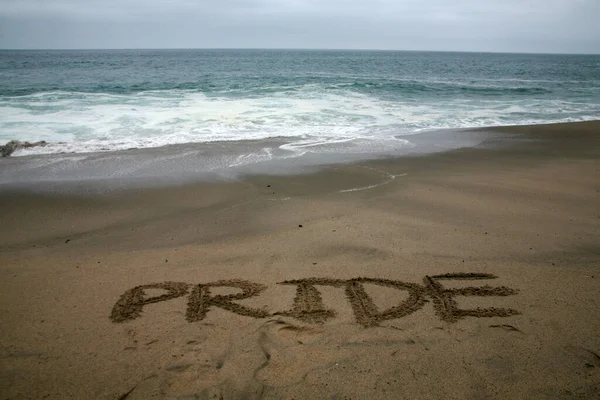 Orgulho Escrito Areia Praia Com Oceano Como Pano Fundo — Fotografia de Stock