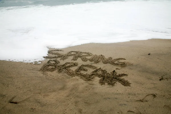 Ανοιξιάτικες Διακοπές Γραμμένες Άμμο Παραλίας Φόντο Τον Ωκεανό — Φωτογραφία Αρχείου