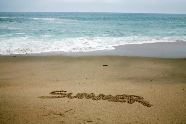 海を背景にした砂浜に書かれた夏 — ストック写真