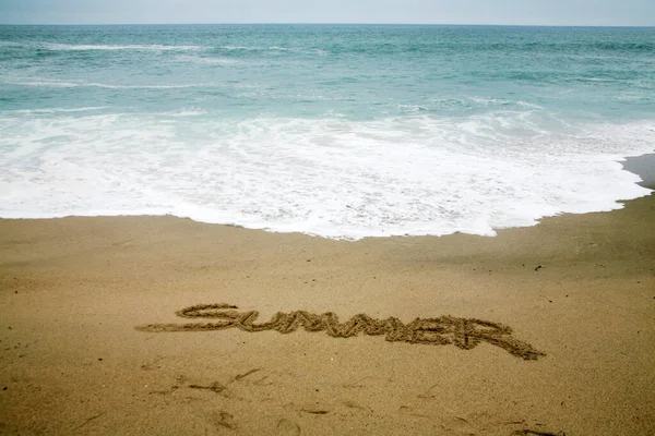 以大海为背景写在沙滩上的夏天 — 图库照片