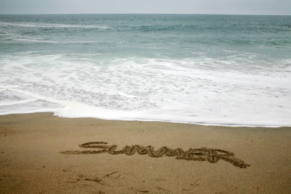 Καλοκαίρι Γραμμένο Στην Άμμο Παραλία Φόντο Τον Ωκεανό — Φωτογραφία Αρχείου
