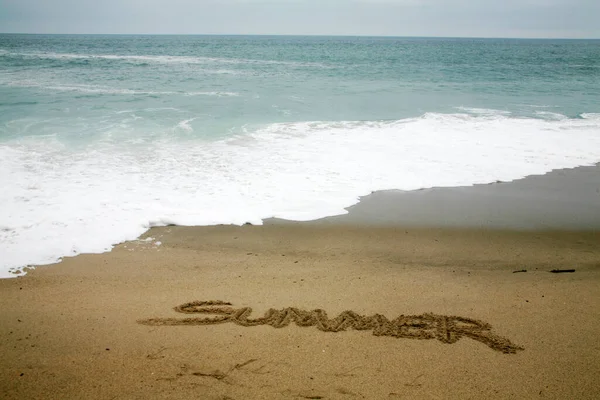Verão Escrito Areia Praia Com Oceano Como Pano Fundo — Fotografia de Stock