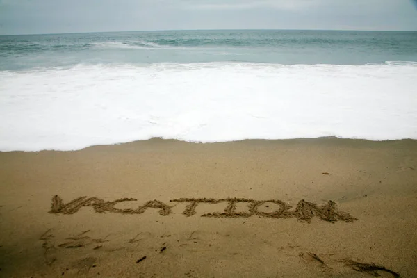 Διακοπές Γραμμένες Στην Άμμο Παραλία Φόντο Τον Ωκεανό — Φωτογραφία Αρχείου