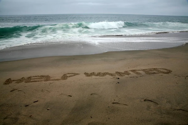 Hilfe Gesucht Geschrieben Sand Strand Mit Dem Ozean Als Hintergrund — Stockfoto