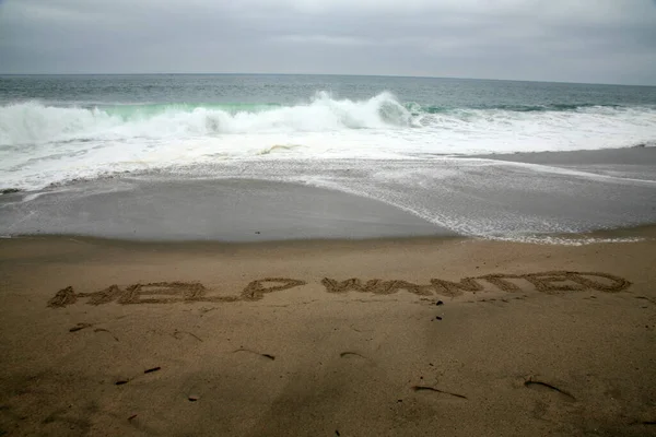 Ajuda Queria Escrito Areia Praia Com Oceano Como Pano Fundo — Fotografia de Stock