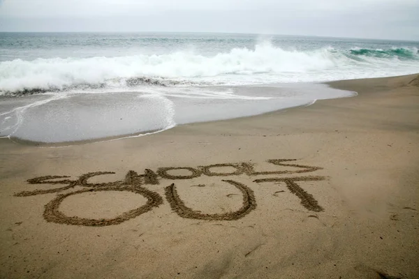 海を背景にビーチサンドで書かれた学校 — ストック写真