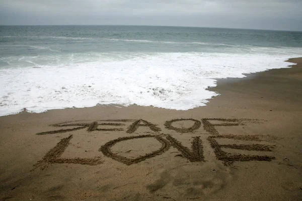 Θάλασσα Της Αγάπης Γραμμένο Στην Άμμο Παραλία Τον Ωκεανό Φόντο — Φωτογραφία Αρχείου