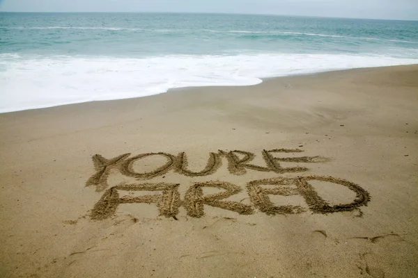 Você Demitido Escrito Areia Praia Com Oceano Como Pano Fundo — Fotografia de Stock