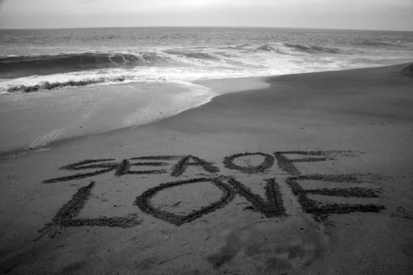 以大海为背景写在沙滩上的爱情之海 — 图库照片