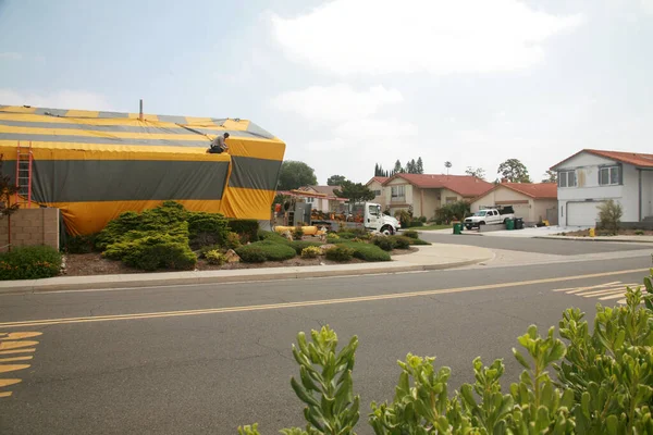 美国加利福尼亚欧文 2023年5月17日 牧场风格的房子 上面覆盖着黄色和灰色的白蚁帐篷 在熏蒸白蚁的过程中 用黄色和灰色帆布帐篷盖住的住宅 — 图库照片