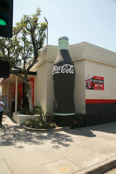 2023年5月18日 美国加利福尼亚州洛杉矶 可口可乐装瓶厂 Coca Cola Bottling Plant 被设计成一座流线型建筑 外表上有一条带有舷窗 人行道和一座桥的船 — 图库照片
