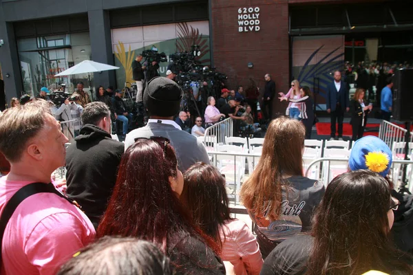 ハリウッド カリフォルニアUsa 2023年5月12日 ハリウッド ウォーク フェームの星 周りの人々はブレイク シェルトンがハリウッド ウォーク フェームのスターで彼の名前を受け取るのを見るために群がっている — ストック写真